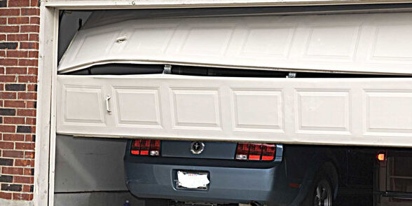 Garage-Door-Panel-Repair,-Replacement-Or-Removal troubleshoot-broken-garage-door