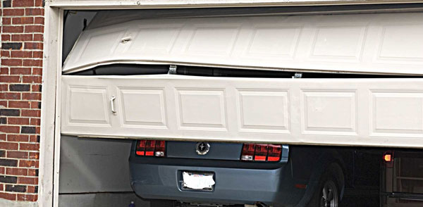 Garage-Door-Panel-Repair,-Replacement-Or-Removal troubleshoot-broken-garage-door